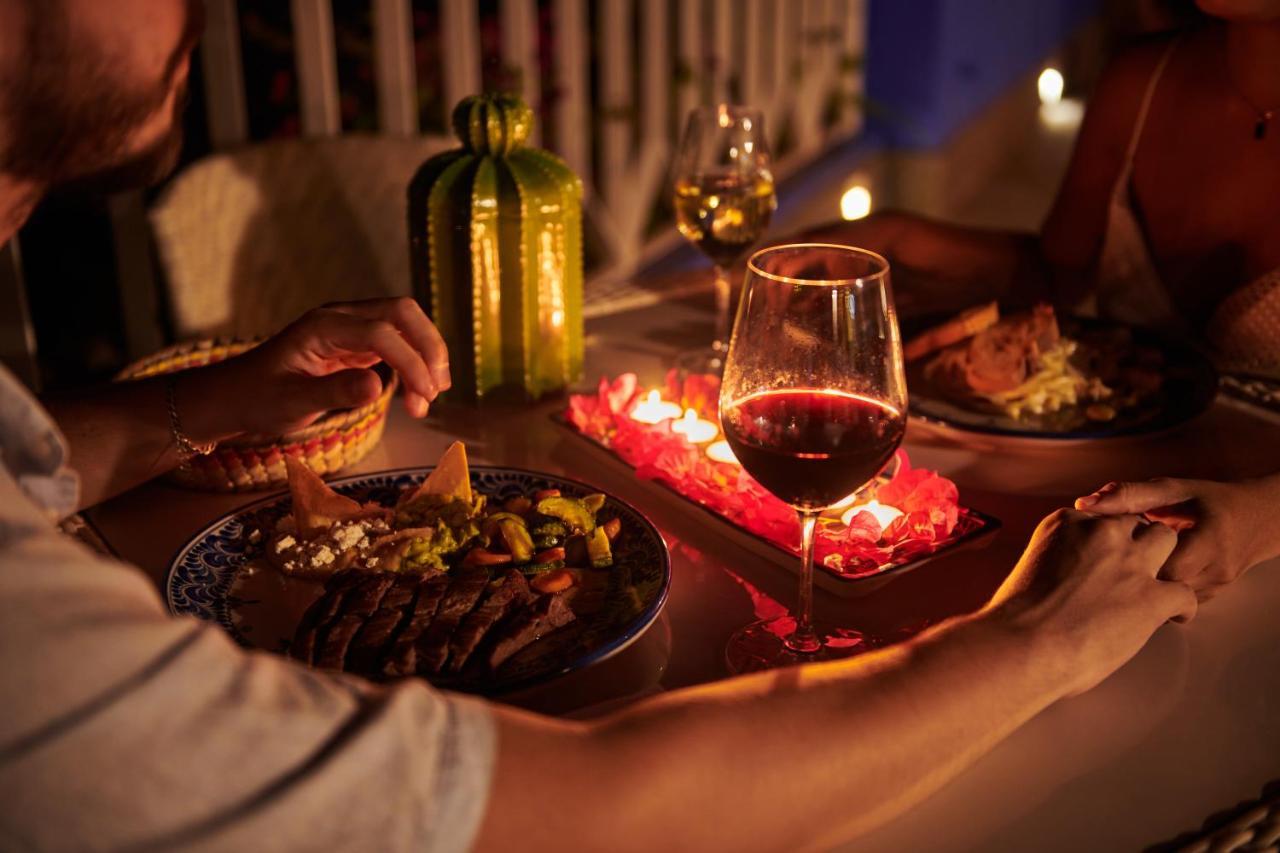 Hotel Luxury Patio Azul (Adults Only) ปูแอร์โตบาญาร์ตา ภายนอก รูปภาพ A wine and tapas bar in Spain