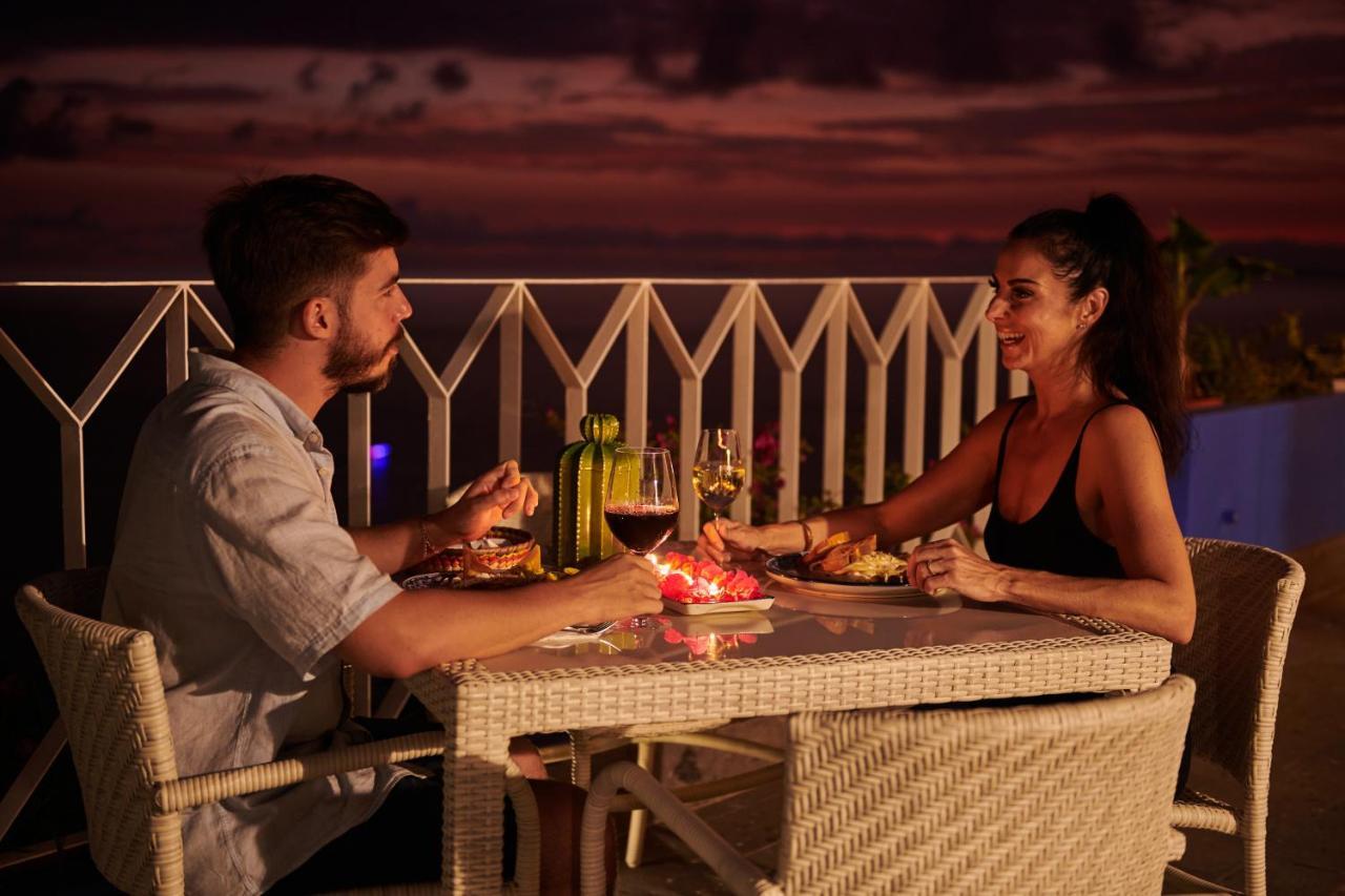 Hotel Luxury Patio Azul (Adults Only) ปูแอร์โตบาญาร์ตา ภายนอก รูปภาพ A couple dining at a restaurant