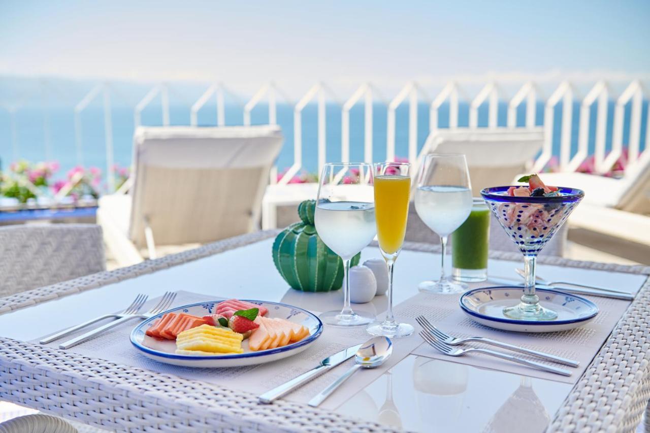 Hotel Luxury Patio Azul (Adults Only) ปูแอร์โตบาญาร์ตา ภายนอก รูปภาพ A table set for breakfast