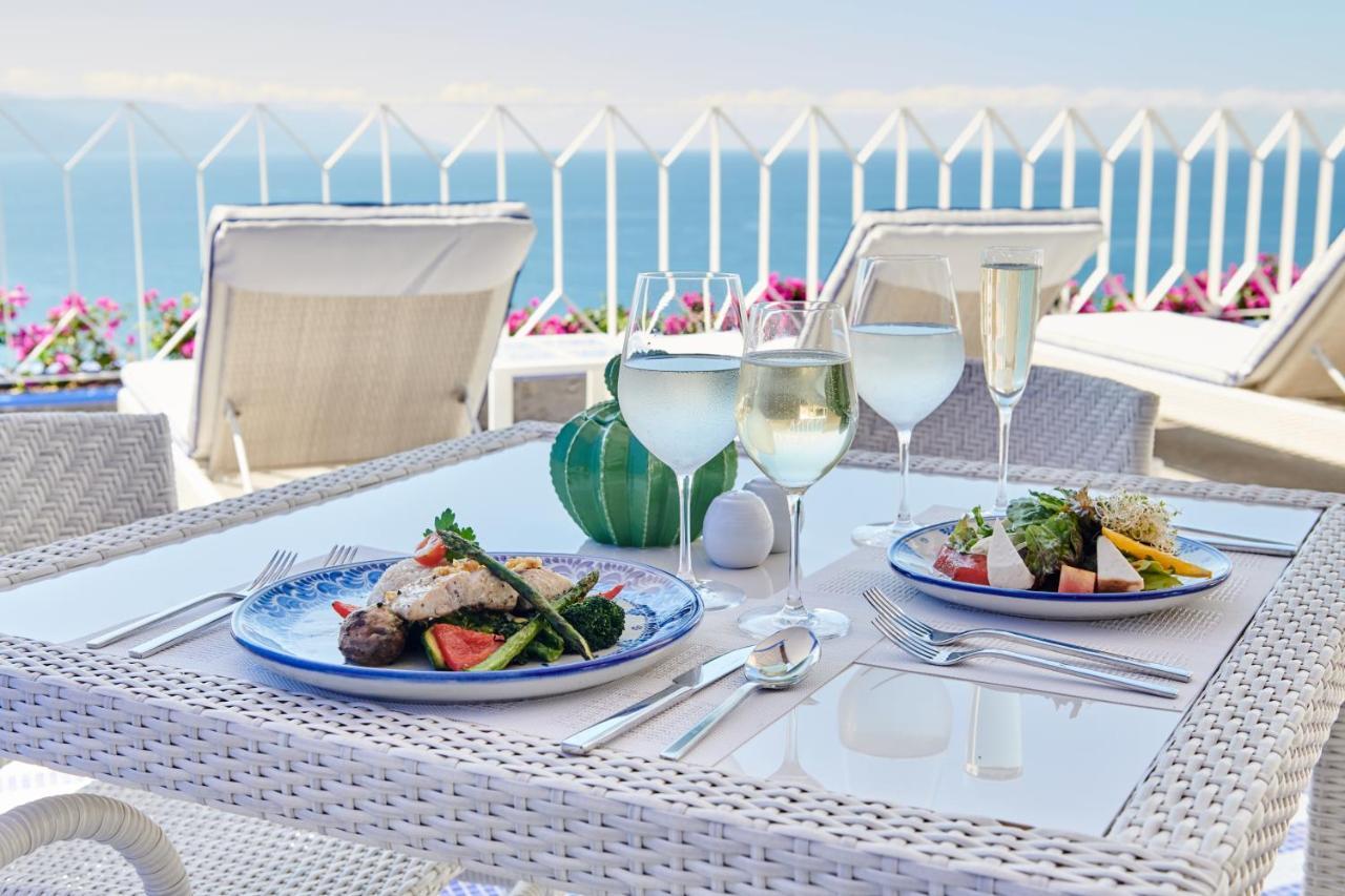 Hotel Luxury Patio Azul (Adults Only) ปูแอร์โตบาญาร์ตา ภายนอก รูปภาพ A typical Mediterranean lunch